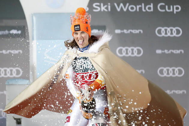 Bilder des Jahres 2022, Sport 01 Januar Sport Themen der Woche KW01 Sport Bilder des Tages Audi FIS Ski World Cup Snow Queen Trophy - Women s Slalom ZAGREB, CROATIA - JANUARY 04: Petra Vlhova of Slovakia celebrate with champagne after the Audi FIS Ski World Snow Queen Trophy Woman s Salom on January 4, 2022 in Zagreb, Croatia. SlavkoxMidzor PIXSELL
