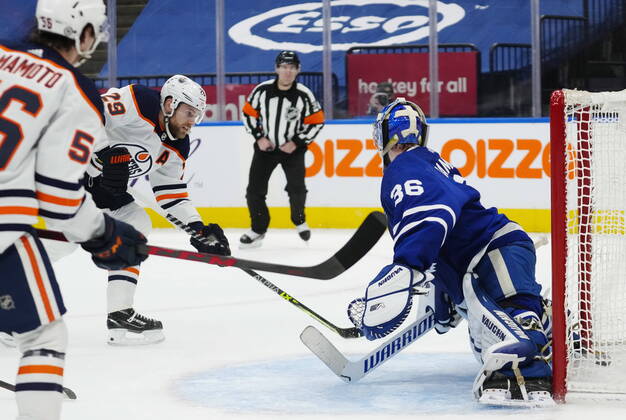 Bilder des Jahres 2022, Sport 01 Januar Sport Themen der Woche KW01 Sport Bilder des Tages January 5, 2022, Toronto, ON, Canada: Edmonton Oilers Leon Draisaitl (29) scores on Toronto Maple Leafs goaltender Jack Campbell (36) as Oilers Kailer Yamamoto (56) looks on during first period NHL, Eishockey Herren, USA hockey action in Toronto on Wednesday, January 5, 2022. Canada News - January 5, 2022 - ZUMAc35_ 20220105_zaf_c35_047 Copyright: xFrankxGunnx