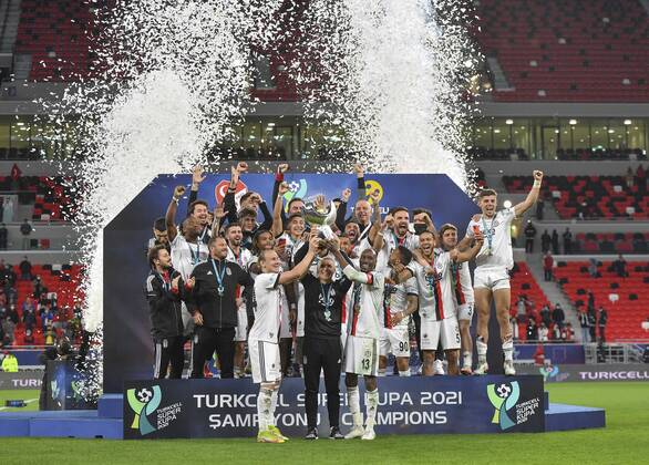 Bilder des Jahres 2022, Sport 01 Januar Sport Themen der Woche KW01 Sport Bilder des Tages (220106) -- AL RAYYAN, Jan. 6, 2022 -- Members of Besiktas celebrate on the podium during the awarding ceremony of the Turkish Super Cup 2021 final between Besiktas and Antalyaspor at the Ahmed bin Ali Stadium in Al Rayyan, Qatar, on Jan. 5, 2022. (Photo by Nikku Xinhua) (SP)QATAR-AL RAYYAN-FOOTBALL-TURKISH SUPER CUP-FINAL yangyuanyong 