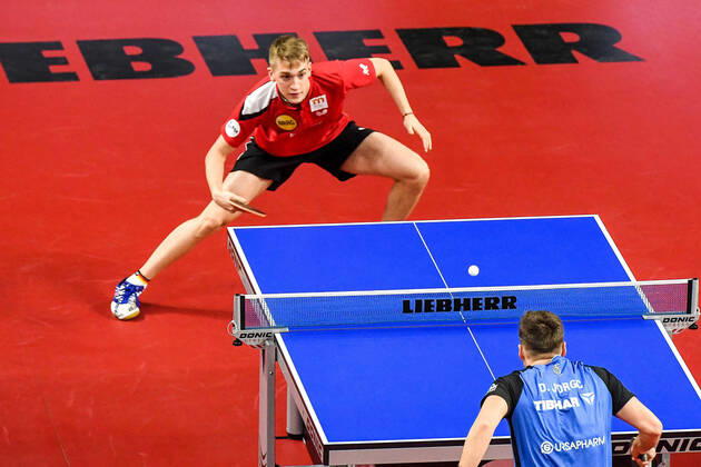 Bilder des Jahres 2022, Sport 01 Januar Sport Themen der Woche KW01 GER, Liebherr Pokal-Finale 2021 22, Final Four 2022 08.01.2022, ratiopharm arena, Neu-Ulm, GER, Liebherr Pokal-Finale 2021 22, Final Four 2022, Borussia Düsseldorf Duesseldorf vs 1. FC Saarbrücken Saarbruecken TT, Finale, im Bild Darko Jorgic (Saarbruecken) vs Anton Källberg Kaellberg (Duesseldorf)