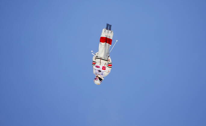 Bilder des Jahres 2022, Sport 01 Januar Sport Themen der Woche KW01 Freestyle Ski, Moguls, WC Mont-Tremblant January 8, 2022, Mont Tremblant, Quebec, Canada: Canada s Mikael Kingsbury jumps as he makes his way to a win in the men s freestyle ski world cup moguls at Mont Tremblant, Que., on Saturday, Jan. 8, 2022. The is Kingbury s 70th world cup win. Canada News - January 8, 2022 - ZUMAc35_ 20220108_zaf_c35_059 Copyright: xThexCanadianxPressx