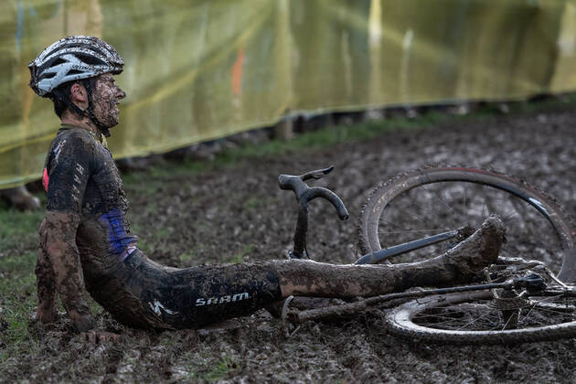 Bilder des Jahres 2022, Sport 01 Januar Sport Themen der Woche KW01 Sport Bilder des Tages National Cyclo-Cross Championships 2022 Cameron Mason of TRINITY Road Racing collapses after finishing second during the National Cyclo-Cross Championships 2022 at South of England Showground, Ardingly Content Not Available For UK Newspapers Copyright: xSimonxParkerx FIL-16357-0047