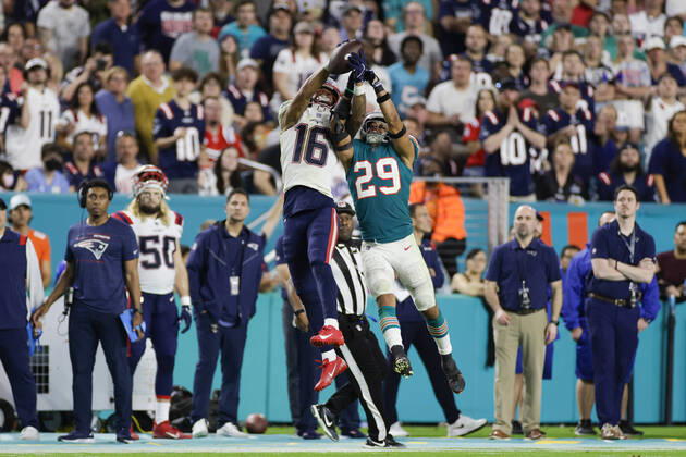 Bilder des Jahres 2022, Sport 01 Januar Sport Themen der Woche KW01 Sport Bilder des Tages MIAMI GARDENS, FL - JANUARY 09: New England Patriots wide receiver Jakobi Meyers (16) catches a pass while defended by Miami Dolphins safety Brandon Jones (29) during the game between the New England Patriots and the Miami Dolphins on January 9, 2022 at Hard Rock Stadium in Miami Gardens, Fl. (Photo by David Rosenblum Icon Sportswire) NFL, American Football Herren, USA JAN 09 Patriots at Dolphins Icon22010982035