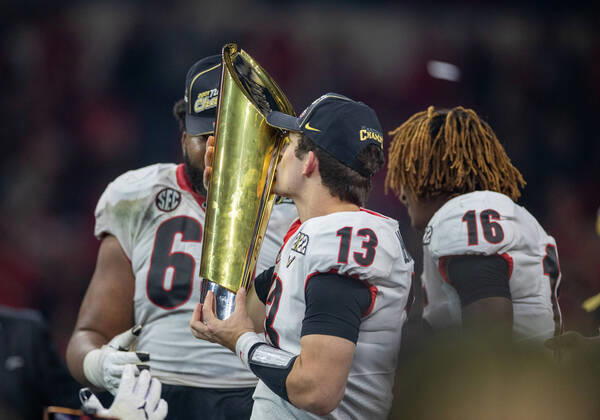 Bilder des Jahres 2022, Sport 01 Januar Sport Themen der Woche KW02 Sport Bilder des Tages January 10, 2022: Georgia quarterback Stetson Bennett (13) kisses the trophy after College Football Playoff National Championship game action between the Georgia Bulldogs and the Alabama Crimson Tide at Lucas Oil Stadium in Indianapolis, Indiana. Georgia defeated Alabama 33-18. CSM USA - ZUMAc04_ 20220110_zaf_c04_154 Copyright: xJohnxMersitsx