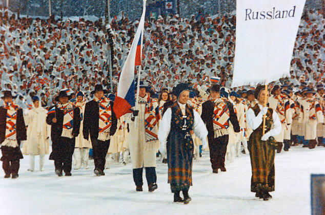 OLYMPICS LILLEHAMMER OPENING RUSSIAN TEAM 155895 12.02.1994 The Russian team at the opening of the 17th Winter Olympics in Lillehammer, Norway. Biathlete Sergei Chepikov carrying the Russian banner. RIA Novosti Sputnik Liinahamari Norway  Copyright: xRIAxNovostix