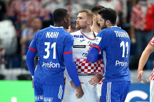 Bilder des Jahres 2022, Sport 01 Januar Sport Themen der Woche KW02 Sport Bilder des Tages Croatia v France - Men s EHF EURO 2022 SZEGED, HUNGARY - JANUARY 13: Croatia and France players clash during the Men s EHF EURO 2022 match between Croatia and France at Szeged Uj Arena on January 13, 2022 in Szeged, Hungary. SanjinxStrukic PIXSELL
