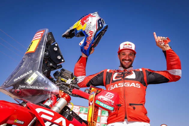 Bilder des Jahres 2022, Sport 01 Januar Sport Themen der Woche KW02 Sport Bilder des Tages Sunderland Sam (aus), GasGas Factory Racing, KTM 450 Rally Factory Replica, Moto, W2RC, portrait celebrating victory during the Stage 12 of the Dakar Rally 2022 between Bisha and Jeddah, on January 14th 2022 in Jeddah, Saudi Arabia - AUTO - DAKAR 2022 - STAGE 12 DPPI Panoramic  20220114_FGOO0550