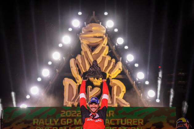 Sunderland Sam (aus), GasGas Factory Racing, KTM 450 Rally Factory Replica, Moto, W2RC, portrait, podium during the Podium Finish of the Dakar Rally 2022, on January 14th 2022 in Jeddah, Saudi Arabia - AUTO - DAKAR 2022 - PODIUM FINISH DPPI Panoramic  20220114_FGOO1543