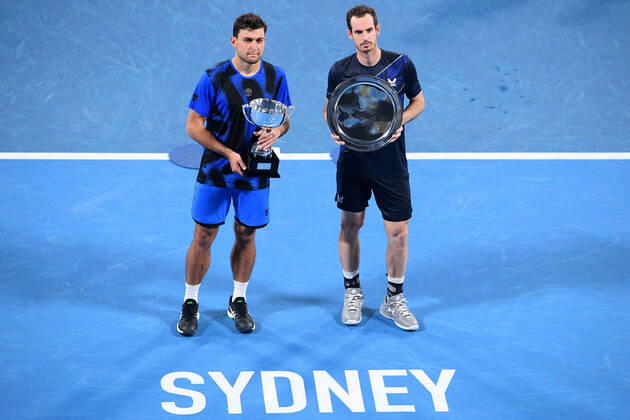 Bilder des Jahres 2022, Sport 01 Januar Sport Themen der Woche KW02 SYDNEY TENNIS CLASSIC, Aslan Karatsev of Russia (left) and Andy Murray of Great Britain pose for photographs following the Men?s Final on Day 6 of the Sydney Tennis Classic at Sydney Olympic Park in Sydney, Saturday, January 15, 2022. ( NO ARCHIVING, EDITORIAL USE ONLY, NO USE IN BOOKS WITHOUT CONSENT SYDNEY NSW AUSTRALIA  Copyright: xDANxHIMBRECHTSx 20220115001613576813