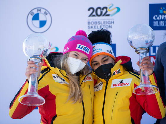 Sport Bilder des Tages Laura Nolte, Deborah Levi (Deutschland, BSC Winterberg) auf dem Podium fuer Platz 2 im Gesamtweltcup, CH, IBSF Weltcup und Europameisterschaft, St. Moritz Zweierbob Damen, 16.01.2022, Saison 2021 2022 CH, IBSF Weltcup und Europameisterschaft, St. Moritz Zweierbob Damen, 16.01.2022, Saison 2021 2022 Copyright: xEibner Memmlerx EP_MMR