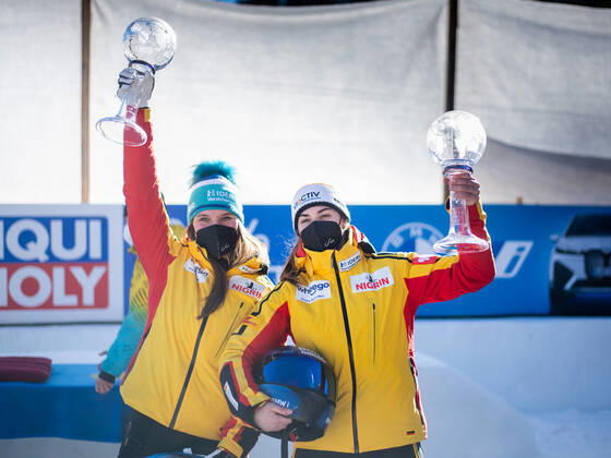 Sport Bilder des Tages Kim Kalicki, Lisa Buckwitz (Deutschland) jubeln mit der Kristallkugel fuer Platz 2 im Gesamtweltcup, CH, IBSF Weltcup und Europameisterschaft, St. Moritz Zweierbob Damen, 16.01.2022, Saison 2021 2022 CH, IBSF Weltcup und Europameisterschaft, St. Moritz Zweierbob Damen, 16.01.2022, Saison 2021 2022 Copyright: xEibner Memmlerx EP_MMR