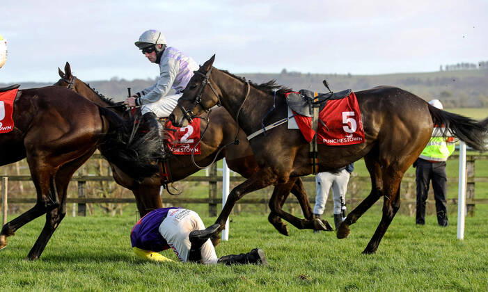 Bilder des Jahres 2022, Sport 01 Januar Sport Themen der Woche KW02 Sport Bilder des Tages Punchestown Racing - Moscow Flyer Hurdle Day, Punchestown Racecourse, Naas, Kildare 16 1 2022 The Punchestown GiftVouchers Mares Handicap Hurdle Danny Mullins and Kingston Retreat part company Danny Mullins and Kingston Retreat part company 16 1 2022  Copyright: x INPHO LorrainexO Sullivanx AU1I2041