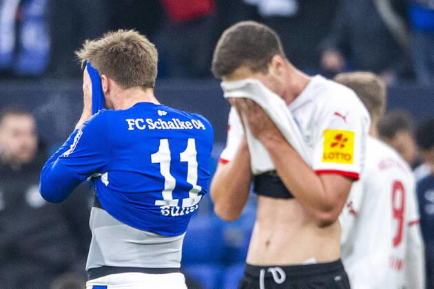 Bilder des Jahres 2022, Sport 01 Januar Sport Themen der Woche KW02 Sport Bilder des Tages Fußball: 2. Bundesliga, Saison 2021 2022, 19. Spieltag, FC Schalke 04 - Holstein Kiel am 16.01.2022 in der Veltins Arena in Gelsenkirchen. Schalkes Marius Bülter (l) und Kiels Patrick Erras sind enttäuscht. DFL REGULATIONS PROHIBIT ANY USE OF PHOTOGRAPHS AS IMAGE SEQUENCES AND OR QUASI-VIDEO. Copyright: xInderlied Kirchner-Mediax