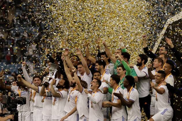 Bilder des Jahres 2022, Sport 01 Januar Sport Themen der Woche KW02 Sport Bilder des Tages Real Madrid s players celebrate with the trophy after winning Athletic Club in their Spanish SuperCup final match at King Fahd Stadium stadium in Riyadh, Saudi Arabia, 16 January 2022. Athletic Club de Bilbao - Real Madrid CF !ACHTUNG: NUR REDAKTIONELLE NUTZUNG!  Copyright: xJulioxMunozx GRAF956 20220116-de0bbfbcfdf4b9f725b2b50bf3e4b101d751c742