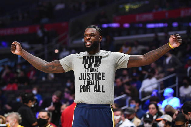 Bilder des Jahres 2022, Sport 01 Januar Sport Themen der Woche KW03 Sport Bilder des Tages LOS ANGELES, CA - JANUARY 17: Indiana Pacers Forward Lance Stephenson (6) lets out a roar before a NBA, Basketball Herren, USA game between the Indiana Pacers and the Los Angeles Clippers on January 17, 2022 at Crypto.com Arena in Los Angeles, CA. (Photo by Brian Rothmuller Icon Sportswire) NBA: JAN 17 Pacers at Clippers Icon220117007