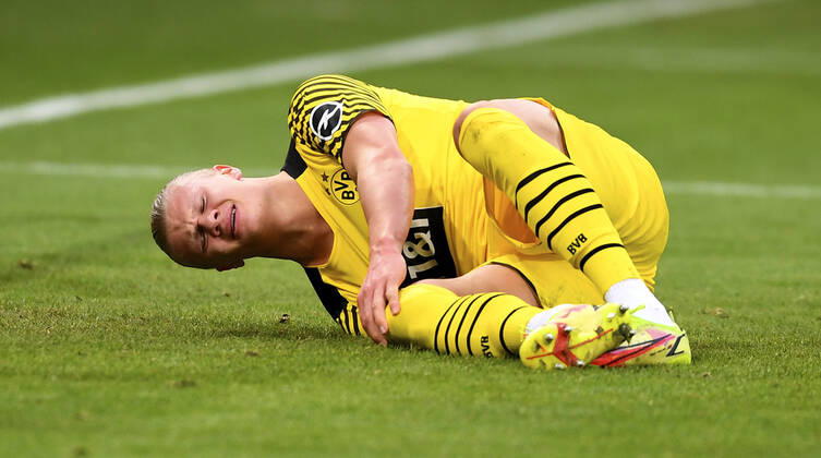 Bilder des Jahres 2022, Sport 01 Januar Sport Themen der Woche KW03 Sport Bilder des Tages Fussball 1. Bundesliga Saison 2021 2022 20. Spieltag TSG 1899 Hoffenheim - Borussia Dortmund 22.01.2022 Erling Haaland (Borussia Dortmund) verletzt am Boden