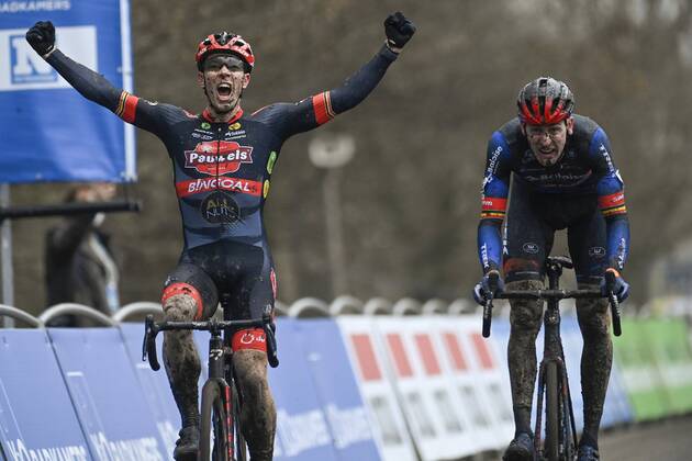 Bilder des Jahres 2022, Sport 01 Januar Sport Themen der Woche KW03 HAMME, BELGIUM - JANUARY 22 : SWEECK Laurens (BEL) of PAUWELS Sauzen - BINGOAL winning in a sprint from AERTS Toon (BEL) of BALOISE TREK LIONS during the Rectatvit Flandriencross race, the 6th leg of the men elite X2O badkamers trophy cyclocross race at the Meulenbroek track on January 22, 2022 in Hamme, Belgium, 22 01 2022 ( X2O Badkamers Trophy Cyclocross Flandriencross 2022 PhotoNews Panoramic 