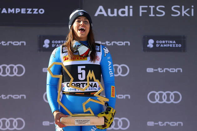 Bilder des Jahres 2022, Sport 01 Januar Sport Themen der Woche KW03 January 23, 2022, Cortina d Ampezzo, Italy: Winner Elena Curtoni of Italy celebrates on the podium after the Women s SuperG race at the FIS Alpine Skiing World Cup in Cortina d Ampezzo, Italy, 23 January 2022. ANSA ANDREA SOLERO Cortina d Ampezzo Italy - ZUMAa110 20220123_zaf_a110_028 Copyright: xAndreaxSolerox