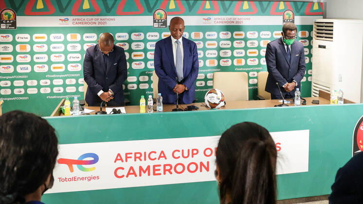 Bilder des Jahres 2022, Sport 01 Januar Sport Themen der Woche KW04 Sport Bilder des Tages YAOUNDE, CAMEROON - JANUARY 25: minute of silence observe by President of the Confederation of African Football Patrice Motsepe and General secretary Veron Mosengo-Omba during the press conference, PK, Pressekonferenz at Africa Cup on Nations regarding incident with fans before Cameroon and Comoros match on 24 01 2022 Press conference at Stade Ahmadou Ahidjo on January 25, 2022 in Yaounde, Ca press conference at Africa Cup on Nations regarding incident with fans before Cameroon and Comoros match Copyright: xSFx