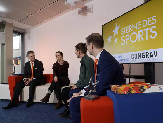 24.01.2022 Sachsen Anhalt Sachsen-Anhalt Foto: Halle Saale Bundespräsident Frank-Walter Steinmeier hat in Berlin die Sterne des Sports für das Jahr 2021 verliehen. Nominiert für den Goldenen Stern waren 17 Landessieger. Das Projekt Congrav new e.V. aus Halle wurde mit dem Großen Stern des Sports in Gold geehrt. live Übertragung in die Volksbankfiliae Külzstraße copyright Steffen Schellhorn, Der Fotograf übernimmt keine Haftung bei eventueller Verletzung von Rechten Dritter, Persönlichkeitsrechte sind zu wahren. Es gelten die Geschäftsbedingungen des Fotografen. Inhaltsverändernde Manipulation des Fotos nur nach ausdrücklicher Genehmigung des Fotografen. Verwendung nur mit Copyrightvermerk.