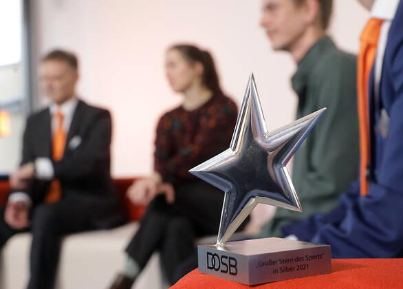 24.01.2022 Sachsen Anhalt Sachsen-Anhalt Foto: Halle Saale Bundespräsident Frank-Walter Steinmeier hat in Berlin die Sterne des Sports für das Jahr 2021 verliehen. Nominiert für den Goldenen Stern waren 17 Landessieger. Das Projekt Congrav new e.V. aus Halle wurde mit dem Großen Stern des Sports in Gold geehrt. live Übertragung in die Volksbankfiliae Külzstraße copyright Steffen Schellhorn, Der Fotograf übernimmt keine Haftung bei eventueller Verletzung von Rechten Dritter, Persönlichkeitsrechte sind zu wahren. Es gelten die Geschäftsbedingungen des Fotografen. Inhaltsverändernde Manipulation des Fotos nur nach ausdrücklicher Genehmigung des Fotografen. Verwendung nur mit Copyrightvermerk.