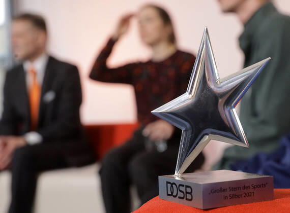 24.01.2022 Sachsen Anhalt Sachsen-Anhalt Foto: Halle Saale Bundespräsident Frank-Walter Steinmeier hat in Berlin die Sterne des Sports für das Jahr 2021 verliehen. Nominiert für den Goldenen Stern waren 17 Landessieger. Das Projekt Congrav new e.V. aus Halle wurde mit dem Großen Stern des Sports in Gold geehrt. live Übertragung in die Volksbankfiliae Külzstraße copyright Steffen Schellhorn, Der Fotograf übernimmt keine Haftung bei eventueller Verletzung von Rechten Dritter, Persönlichkeitsrechte sind zu wahren. Es gelten die Geschäftsbedingungen des Fotografen. Inhaltsverändernde Manipulation des Fotos nur nach ausdrücklicher Genehmigung des Fotografen. Verwendung nur mit Copyrightvermerk.