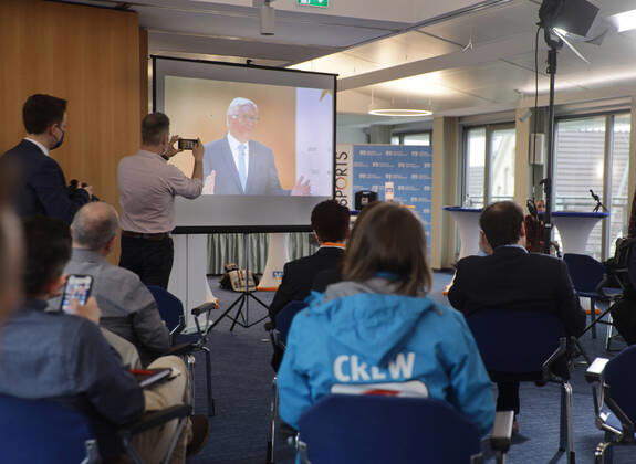 24.01.2022 Sachsen Anhalt Sachsen-Anhalt Foto: Halle Saale Bundespräsident Frank-Walter Steinmeier hat in Berlin die Sterne des Sports für das Jahr 2021 verliehen. Nominiert für den Goldenen Stern waren 17 Landessieger. Das Projekt Congrav new e.V. aus Halle wurde mit dem Großen Stern des Sports in Gold geehrt. live Übertragung in die Volksbankfiliae Külzstraße copyright Steffen Schellhorn, Der Fotograf übernimmt keine Haftung bei eventueller Verletzung von Rechten Dritter, Persönlichkeitsrechte sind zu wahren. Es gelten die Geschäftsbedingungen des Fotografen. Inhaltsverändernde Manipulation des Fotos nur nach ausdrücklicher Genehmigung des Fotografen. Verwendung nur mit Copyrightvermerk.