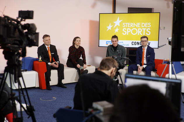 24.01.2022 Sachsen Anhalt Sachsen-Anhalt Foto: Halle Saale Bundespräsident Frank-Walter Steinmeier hat in Berlin die Sterne des Sports für das Jahr 2021 verliehen. Nominiert für den Goldenen Stern waren 17 Landessieger. Das Projekt Congrav new e.V. aus Halle wurde mit dem Großen Stern des Sports in Gold geehrt. live Übertragung in die Volksbankfiliae Külzstraße copyright Steffen Schellhorn, Der Fotograf übernimmt keine Haftung bei eventueller Verletzung von Rechten Dritter, Persönlichkeitsrechte sind zu wahren. Es gelten die Geschäftsbedingungen des Fotografen. Inhaltsverändernde Manipulation des Fotos nur nach ausdrücklicher Genehmigung des Fotografen. Verwendung nur mit Copyrightvermerk.