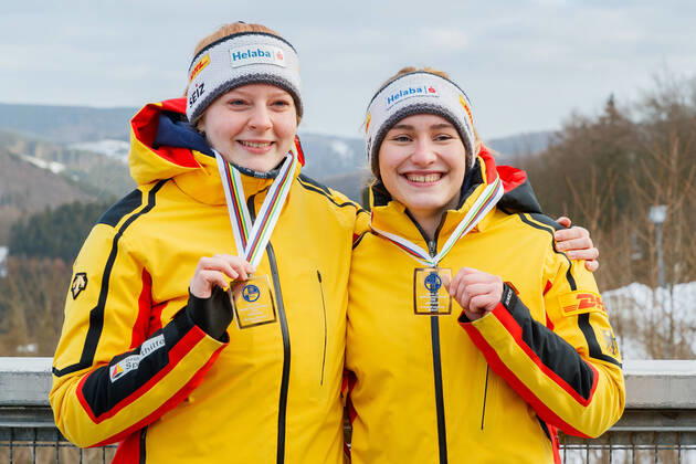 Bilder des Jahres 2022, Sport 01 Januar Sport Themen der Woche KW04 Sport Bilder des Tages Luisa Romanenko mit Pauline Patz (GER, Deutschland); Sieger, Erstplatzierte, Goldmedaille, gold medal; Jubel, celebration, 1 28 2022, Winterberg (Deutschland), FIL Junioren Weltmeisterschaften 2022 Winterberg