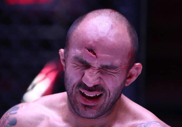 Bilder des Jahres 2022, Sport 01 Januar Sport Themen der Woche KW04 Sport Bilder des Tages GROZNY, CHECHEN REPUBLIC, RUSSIA - JANUARY 28, 2022: Carlos Eduardo of Brazil is seen after his bout against Adlan Ibragimov of Russia at ACA 135, an MMA tournament held by the Absolute Championship Akhmat, at Colosseum Sports Hall. Chingis Kondarov TASS  TS120904