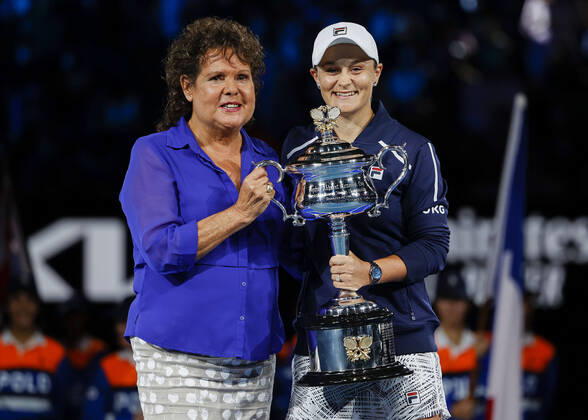 Bilder des Jahres 2022, Sport 01 Januar Sport Themen der Woche KW04 Sport Bilder des Tages Tennis, Australian Open, Damen, Finale, Siegerin Ashleigh Barty Tennis Legende Evonne Goolagong-Cawley ueberreicht den Pokal, Trophäe an die Siegerin Ash Barty, Siegerehrung, Praesentation Tennis - Australian Open 2022 - Grand Slam - Melbourne Park - Melbourne - Victoria - Australia - 29 January 2022. Copyright: xJuergenxHasenkopfx