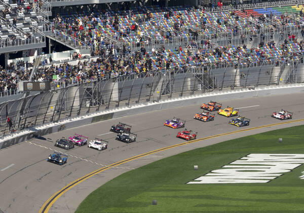 Bilder des Jahres 2022, Sport 01 Januar Sport Themen der Woche KW04 Sport Bilder des Tages DAYTONA, FL - JANUARY 29: during the Start of the Rolex 24 IMSA Race on January 29th 2022, at Daytona Speedway in Daytona, FL. (Photo by Andrew Bershaw Icon Sportswire) AUTO: JAN 29 IMSA WeatherTech SportCar Championship - Rolex 24 At DAYTONA Icon220129024724