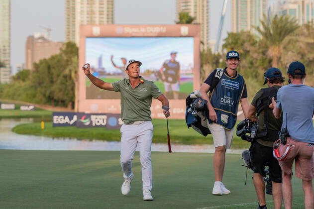 Bilder des Jahres 2022, Sport 01 Januar Sport Themen der Woche KW04 Sport Bilder des Tages Viktor Holland of Norway throws his ball to the crowd after victory in the play off to win the 2022 DP World Tour Slync.io Dubai Desert Classic at Emirates Golf Club, Dubai, UAE on 30 January 2022. Copyright: xGrantxWinterx 30810220