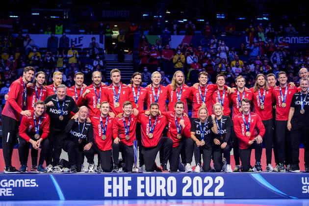 220130 Players of Denmark celebrate their bronze after the EHF European Handball Championship final between Sweden and Spain on January 30, 2022 in Budapest. Photo: Johanna Lundberg BILDBYRAN kod JL JL0238 bbeng ehf euro 2022 em 2022 european men?s handball championship 2022 handball handboll handbolls-em 2022 handball handball-em 2022 final sverige sweden spain spanien jubel Copyright: JOHANNAxLUNDBERG BB220130JL153