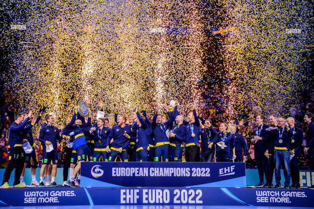 220130 Players of Sweden celebrate after the EHF European Handball Championship final between Sweden and Spain on January 30, 2022 in Budapest. Photo: Johanna Lundberg BILDBYRAN kod JL JL0238 bbeng ehf euro 2022 em 2022 european men?s handball championship 2022 handball handboll handbolls-em 2022 handball handball-em 2022 final sverige sweden spain spanien guld em-guld jubel Copyright: JOHANNAxLUNDBERG BB220130JL158