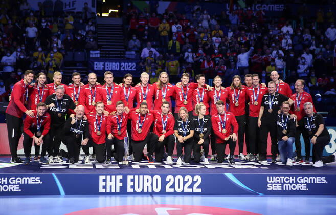 CÃ rÃ monie Podium Team Spain during the EHF Men s Euro 2022, Final handball match between Sweden and Spain on January 30, 2022 at Budapest Multifunctional Arena in Budapest, Hungary - Photo Laurent Lairys PANORAMIC HANDBALL : Suede Vs Espagne - Championnat d Europe - 30 01 2022 LaurentLairys Panoramic 