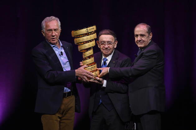Bilder des Jahres 2022, Sport 02 Februar Sport Themen der Woche KW05 Sport Bilder des Tages Photo LaPresse - Fabio Ferrari February 02, 2021 Milan, Italy News There is also tomorrow - Banca Mediolanum and Giro d Italia 20 years together. In the pic:Gianni Motta, Enersto Colnago, Mauro Vegni  Copyright: xFabioxFerrari LaPressex