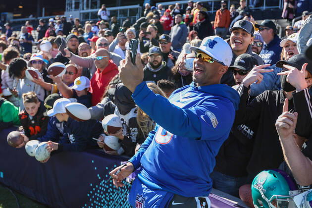 February 3, 2022: Seattle Seahawks quarterback Russell Wilson (3) taking selfies with the crowd during the NFC Pro Bowl Practice at Las Vegas Ballpark in Las Vegas, Nevada. CSM Las Vegas United States of America - ZUMAc04_ 20220203_zaf_c04_002 Copyright: xDarrenxLeex