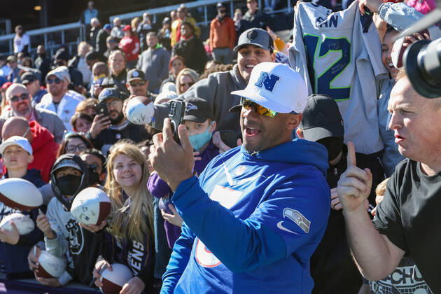 February 3, 2022: Seattle Seahawks quarterback Russell Wilson (3) taking selfies with the crowd during the NFC Pro Bowl Practice at Las Vegas Ballpark in Las Vegas, Nevada. CSM Las Vegas United States of America - ZUMAc04_ 20220203_zaf_c04_003 Copyright: xDarrenxLeex