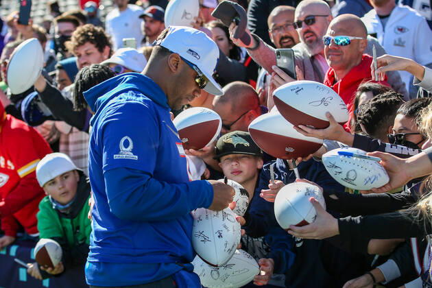 February 3, 2022: Seattle Seahawks quarterback Russell Wilson (3) signs autographs for the fans during the NFC Pro Bowl Practice at Las Vegas Ballpark in Las Vegas, Nevada. CSM Las Vegas United States of America - ZUMAc04_ 20220203_zaf_c04_081 Copyright: xDarrenxLeex