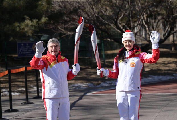 Bilder des Jahres 2022, Sport 02 Februar Sport Themen der Woche KW05 (220204) -- BEIJING, Feb. 4, 2022 -- Torch bearers Thomas Bach (L) and Zhang Hong attend the Beijing 2022 Olympic Torch Relay at the Olympic Forest Park in Beijing, capital of China, Feb. 4, 2022. ) (BEIJING2022)CHINA-BEIJING-OLYMPIC TORCH RELAY (CN) LixHe 