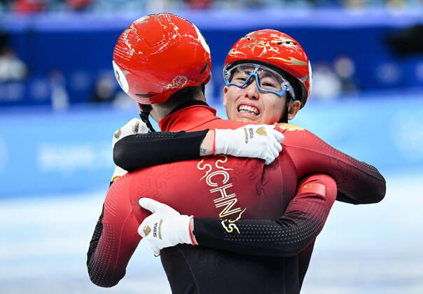 Bilder des Jahres 2022, Sport 02 Februar Sport Themen der Woche KW05 (220205) -- BEIJING, Feb. 5, 2022 -- Fan Kexin (R) and Wu Dajing of China celebrate after winning the mixed team relay final of short track Speed skating, Eisschnelllauf at Capital Indoor Stadium in Beijing, China, Feb. 5, 2022. ) (BEIJING2022)CHINA-BEIJING-OLYMPIC Winter games, Winterspiele,Spiele, Summer games SHORT TRACK SPEED SKATING (CN) JuxHuanzong