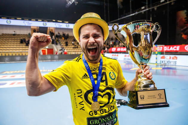 Bilder des Jahres 2022, Sport 02 Februar Sport Themen der Woche KW05 Sport Bilder des Tages Handball, IK Sävehof gewinnt Schwedischen Pokal 220205 Sävehofs Sebastian Karlsson jublar med pokalen efter final 2 i Svenska cupen mellan Sävehof och Lugi den 5 februari 2022 i Partille. Copyright: MICHAELxERICHSEN BB220205MI035