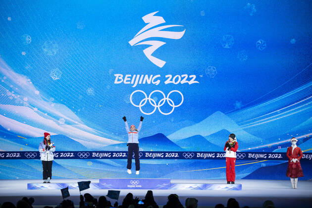 220206 Natalia Nepryaeva of ROC (Russia), Therese Johaug of Norway and Teresa Stadlober of Austria at the medal ceremony for women s cross country skiing skiathlon during day 2 of the 2022 Winter Olympics on February 6, 2022 in Zhangjiakou. Photo: Joel Marklund BILDBYRAN kod JM JM0272 bbeng Olympic Games, Olympische Spiele, Olympia, OS olympics winter olympics os ol olympiska spel vinter-os olympiske leker peking peking 2022 beijing 2022 beijing 2022 olympic games beijing 2022 winter olympic games peking-os beijing-ol vinter-ol medaljceremoni medaljeseremoni medal ceremony norge jubel Copyright: JOELxMARKLUND BB220206JM028