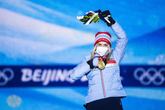 220206 Therese Johaug of Norway celebrates at the medal ceremony for women s cross country skiing skiathlon during day 2 of the 2022 Winter Olympics on February 6, 2022 in Zhangjiakou. Photo: Joel Marklund BILDBYRAN kod JM JM0272 bbeng Olympic Games, Olympische Spiele, Olympia, OS olympics winter olympics os ol olympiska spel vinter-os olympiske leker peking peking 2022 beijing 2022 beijing 2022 olympic games beijing 2022 winter olympic games peking-os beijing-ol vinter-ol medaljceremoni medaljeseremoni medal ceremony norge jubel Copyright: JOELxMARKLUND BB220206JM030