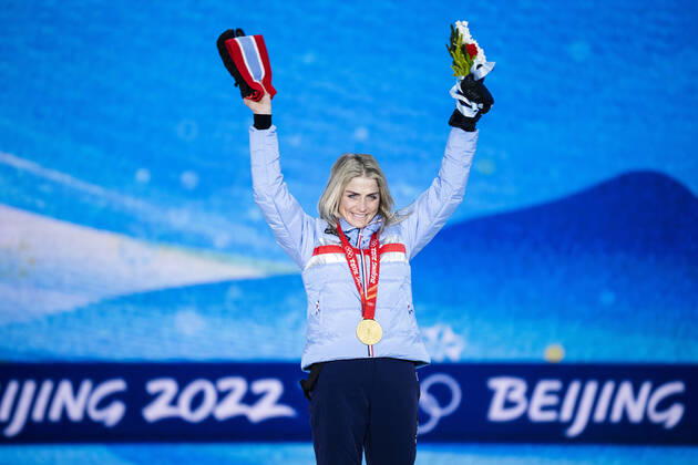220206 Therese Johaug of Norway celebrates at the medal ceremony for women s cross country skiing skiathlon during day 2 of the 2022 Winter Olympics on February 6, 2022 in Zhangjiakou. Photo: Joel Marklund BILDBYRAN kod JM JM0272 bbeng Olympic Games, Olympische Spiele, Olympia, OS olympics winter olympics os ol olympiska spel vinter-os olympiske leker peking peking 2022 beijing 2022 beijing 2022 olympic games beijing 2022 winter olympic games peking-os beijing-ol vinter-ol medaljceremoni medaljeseremoni medal ceremony norge jubel Copyright: JOELxMARKLUND BB220206JM035