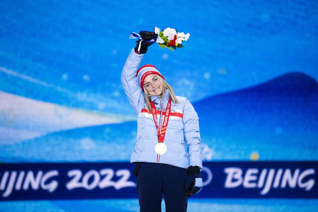 220206 Therese Johaug of Norway celebrates at the medal ceremony for women s cross country skiing skiathlon during day 2 of the 2022 Winter Olympics on February 6, 2022 in Zhangjiakou. Photo: Joel Marklund BILDBYRAN kod JM JM0272 bbeng Olympic Games, Olympische Spiele, Olympia, OS olympics winter olympics os ol olympiska spel vinter-os olympiske leker peking peking 2022 beijing 2022 beijing 2022 olympic games beijing 2022 winter olympic games peking-os beijing-ol vinter-ol medaljceremoni medaljeseremoni medal ceremony norge jubel Copyright: JOELxMARKLUND BB220206JM037