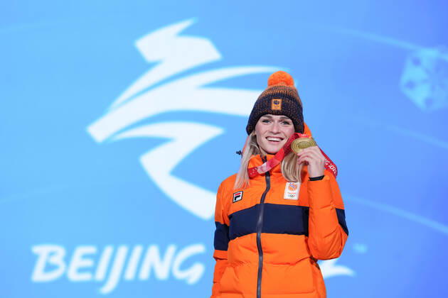 Sport Bilder des Tages (220206) -- BEIJING, Feb. 6, 2022 -- Gold medalist Irene Schouten of the Netherlands poses for a photo during the awarding ceremony of the women s 3,000m Speed skating, Eisschnelllauf event at the Beijing Medals Plaza of the Winter Olympics in Beijing, capital of China, Feb. 6, 2022. ) (BEIJING2022)CHINA-BEIJING-OLYMPIC Winter games, Winterspiele,Spiele, Summer games AWARDING CEREMONY (CN) JuxHuanzong 