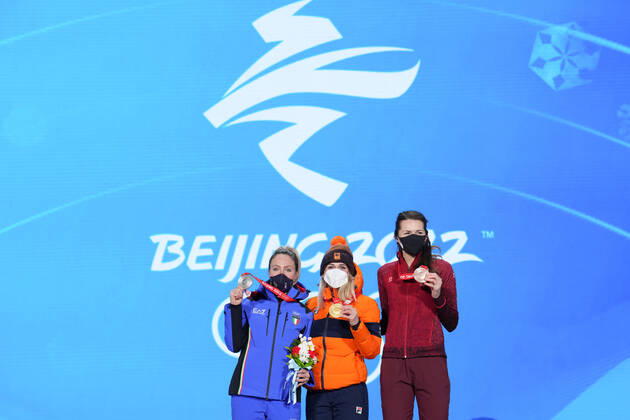 (220206) -- BEIJING, Feb. 6, 2022 -- Gold medalist Irene Schouten (C) of the Netherlands, silver medalist Francesca Lollobrigida (L) of Italy, and bronze medalist Isabelle Weidemann of Canada pose for a photo during the awarding ceremony of the women s 3,000m Speed skating, Eisschnelllauf event at the Beijing Medals Plaza of the Winter Olympics in Beijing, capital of China, Feb. 6, 2022. ) (BEIJING2022)CHINA-BEIJING-OLYMPIC Winter games, Winterspiele,Spiele, Summer games AWARDING CEREMONY (CN) JuxHuanzong 