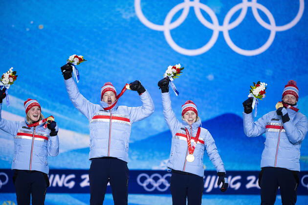 220206 Tiril Eckhoff, Marte Olsbu Roeiseland, Tarjei Boe of and Johannes Thingnes Boe of Norway at the medal ceremony for biathlon mixed relay during day 2 of the 2022 Winter Olympics on February 6, 2022 in Zhangjiakou. Photo: Joel Marklund BILDBYRAN kod JM JM0272 bbeng Olympic Games, Olympische Spiele, Olympia, OS olympics winter olympics os ol olympiska spel vinter-os olympiske leker peking peking 2022 beijing 2022 beijing 2022 olympic games beijing 2022 winter olympic games peking-os beijing-ol vinter-ol medaljceremoni medaljeseremoni medal ceremony norge Copyright: JOELxMARKLUND BB220206JM041